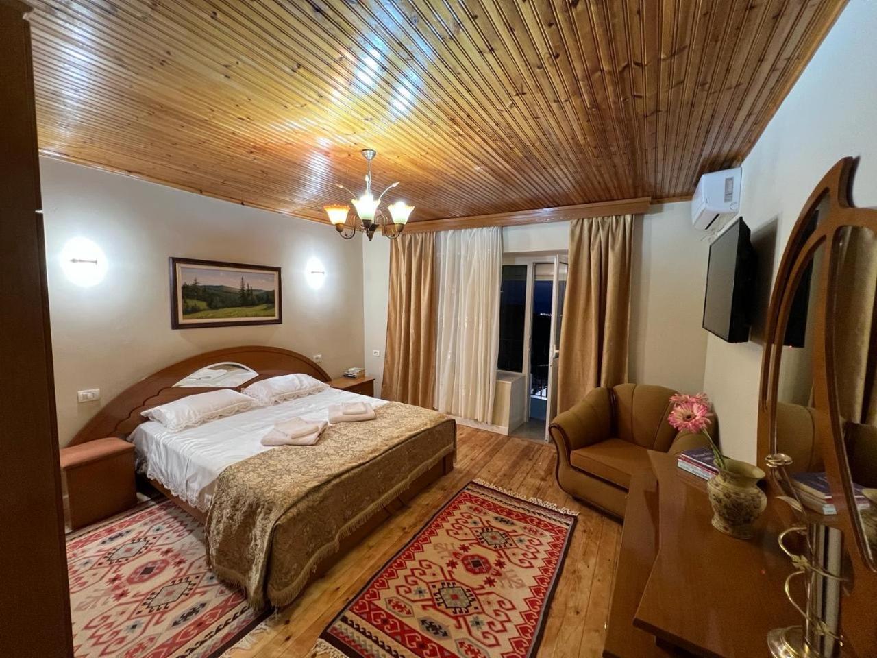 Garden Villa Guni Krujë Exterior foto