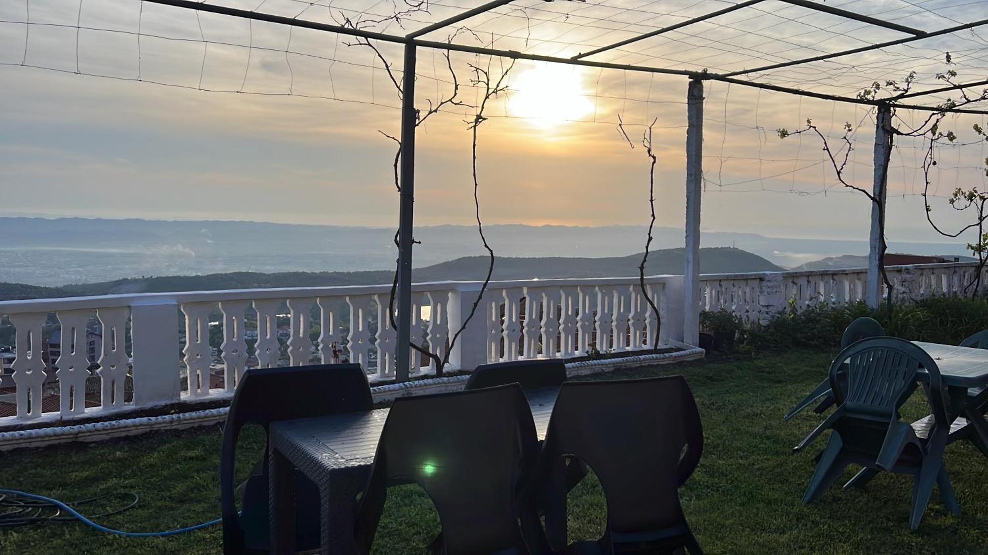 Garden Villa Guni Krujë Exterior foto